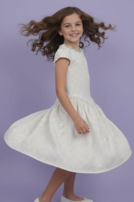 صورة فستان بيج مزين بالؤلؤ على الجوانب جاكار